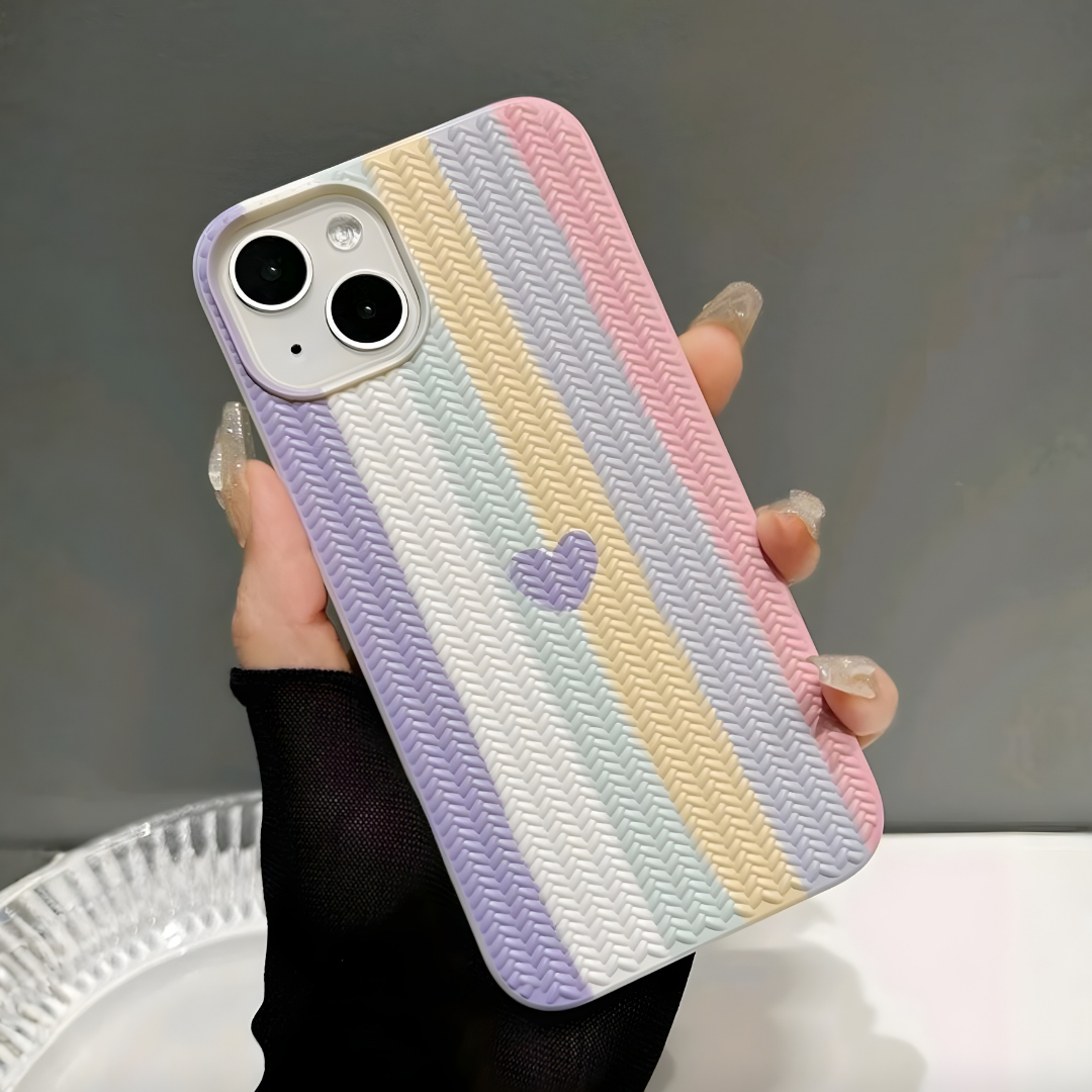 Case compatible para iPhone 13 |Protector Texturizado Braid Style Multicolor con Detalle de Corazón