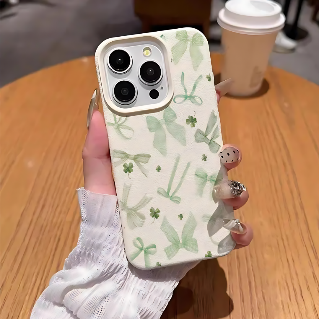 Protector "Emerald Whisper" – Diseño Coquette de Lazos y Tréboles/ Compatible para iPhone 16 Pro Max