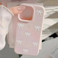 Case Rosa Pastel con Diseño de Lazos Blancos Minimalistas — Compatible con iPhone 16
